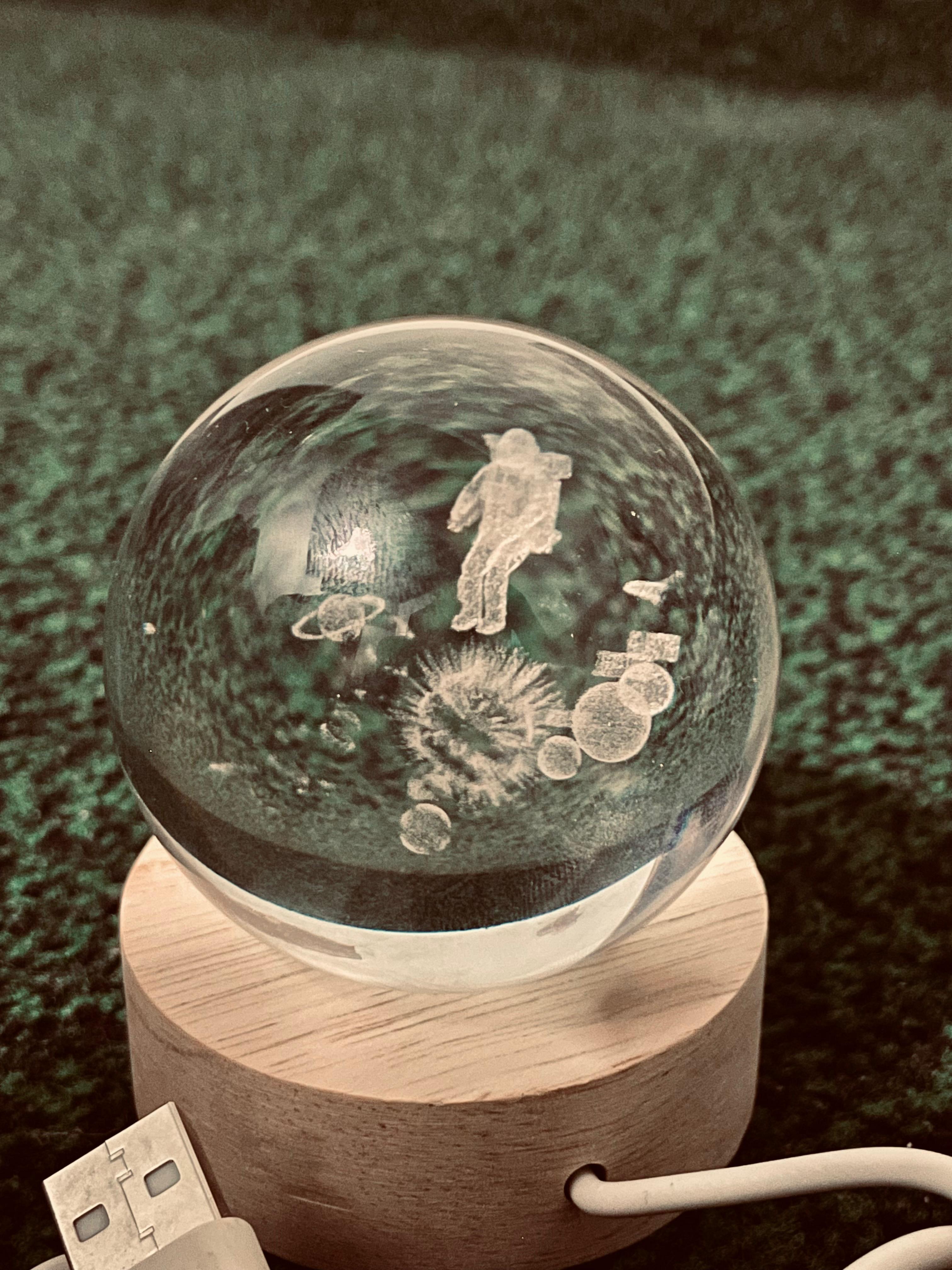 Astronaut Galaxy Lamp – Explore the Stars from Your Room 🌙